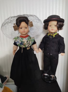 Stel mooie poppen in originele Zuid-Bevelandse klederdracht