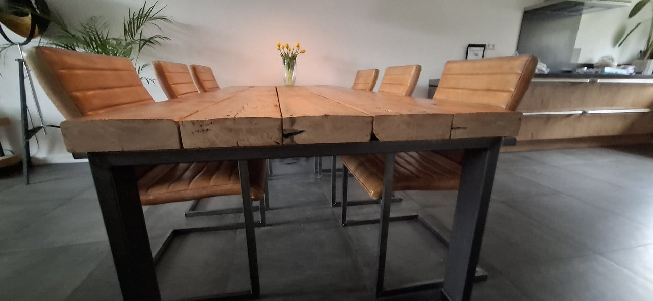 Eettafel met 6 stoelen