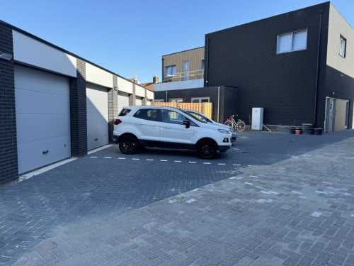 Te huur: zeer ruime garagebox incl. extra parkeerplaats in hartje Goes