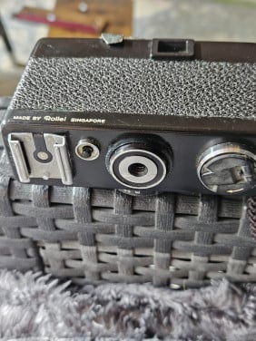 Vintage rollei 35 mm analoge filmcamera met triotar 3,5/40 mm lens