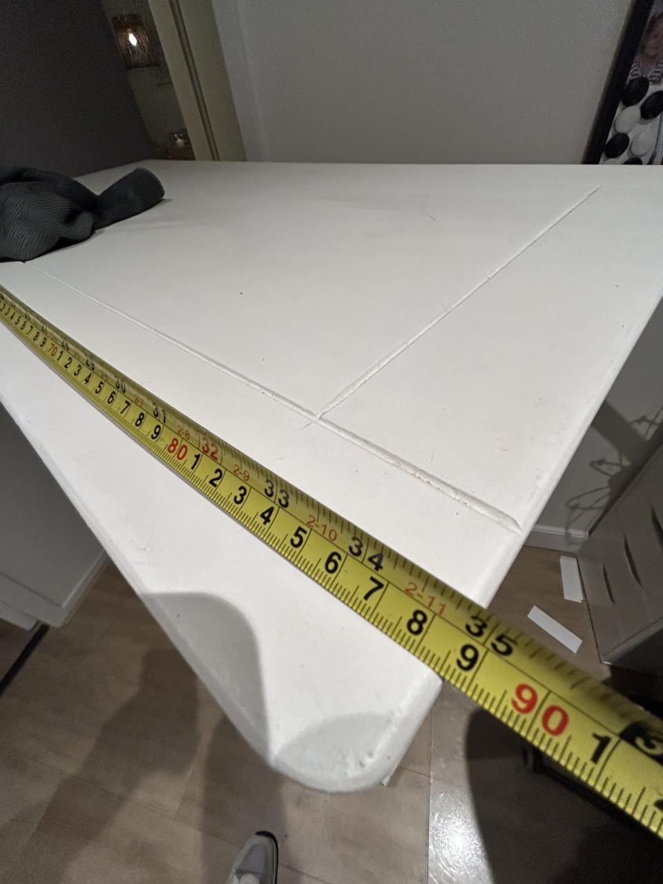 Meidenkast met leren grepen