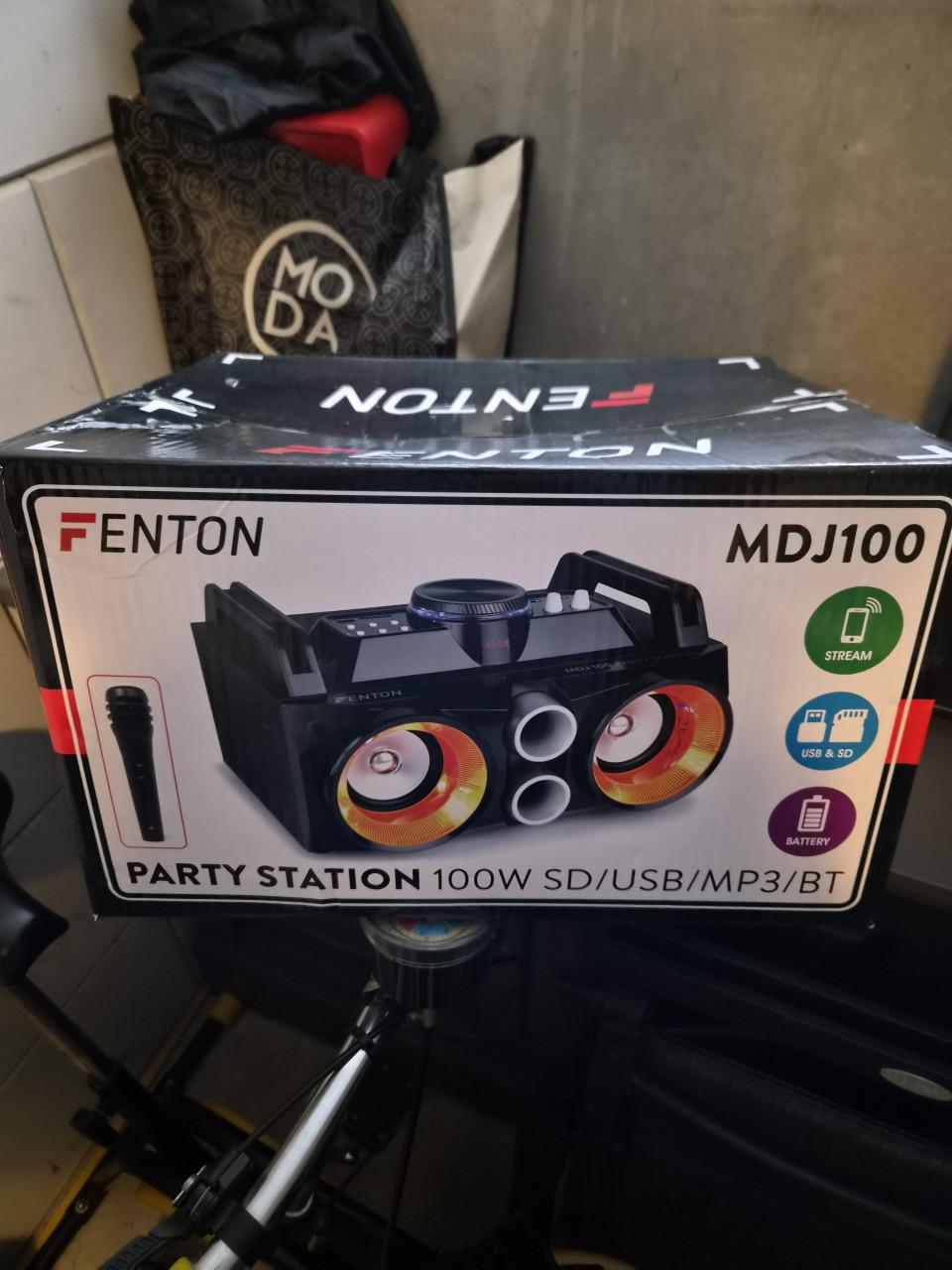 2 speakersets + 2 losse speakers.