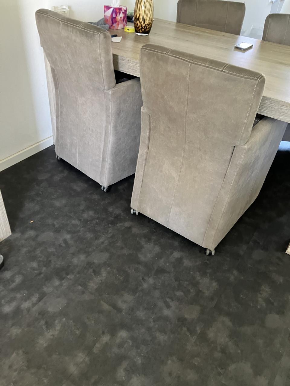 Te koop 4 eetkamerstoelen met wieltjes