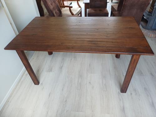 Eikenhouten eettafel en eettafelstoelen