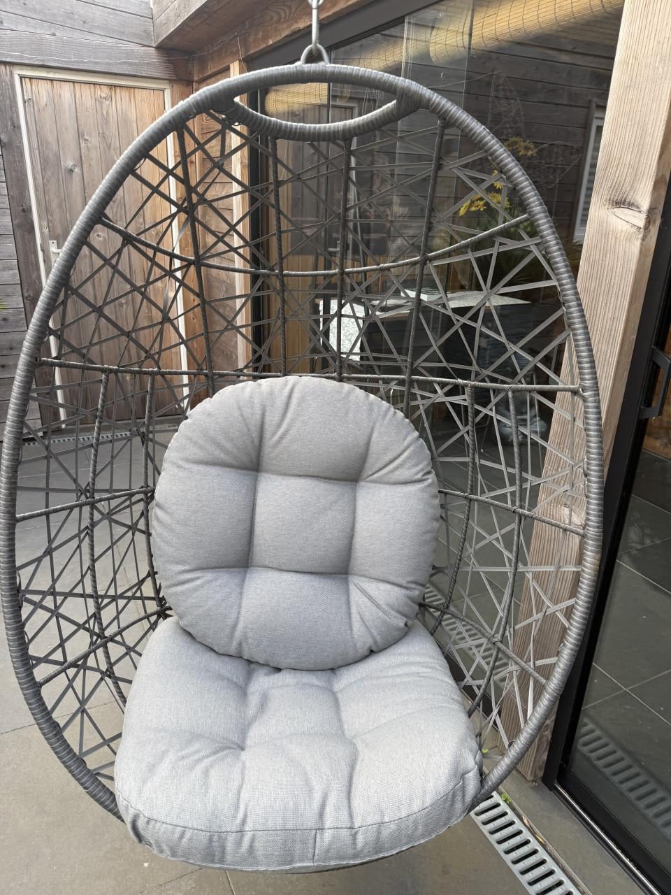 Hangstoelen Hangeieren, 1 met standaard en 1 zonder