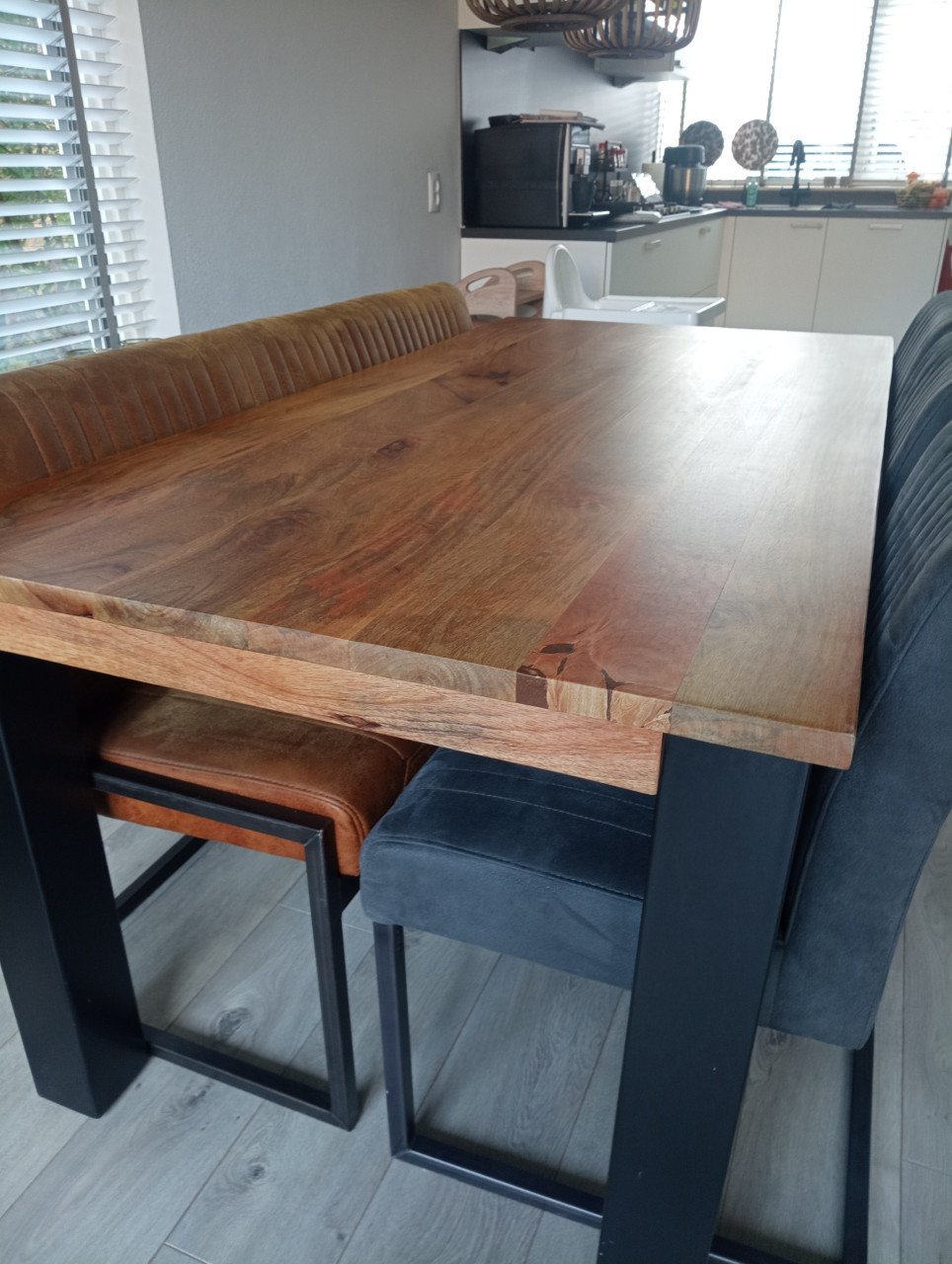 Mango houten eettafel 180 x 90 cm. Hoogte 77 cm
