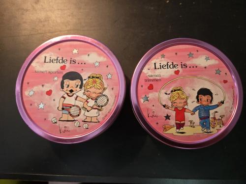 2 snoepblikjes uit 1987  "Liefde is..." cartoon van Kalfany  Ø 10cm
