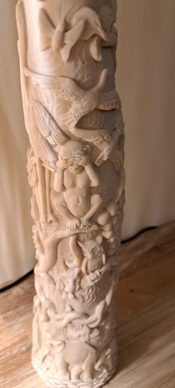 Speksteen slachtand. Horen zien en zwijgen.