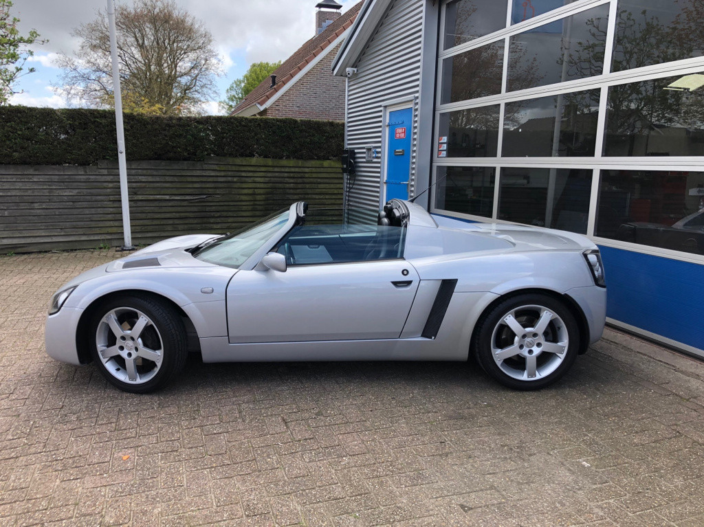 Opel Speedster 2.2-16v perfect onderhouden.