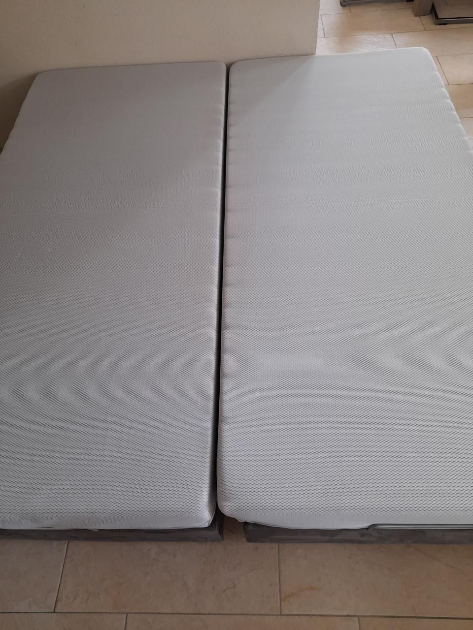 2 Persoons boxspring 2 x 90 x 200 (in goede nette staat)