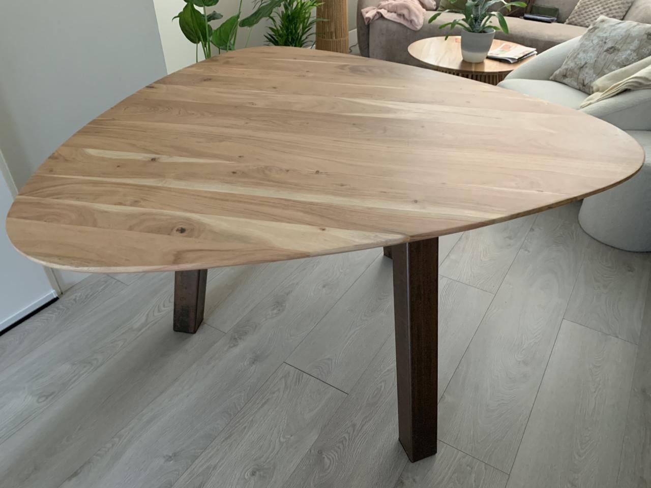 Driehoek eettafel 135 cm hoog 76 cm,