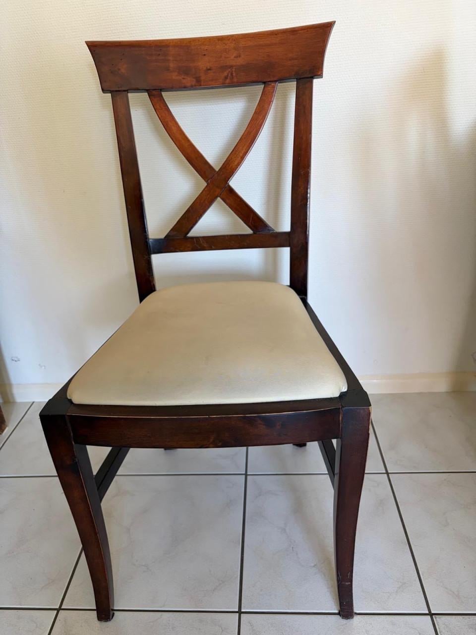 Tafel en zes stoelen donker massief kersenhout