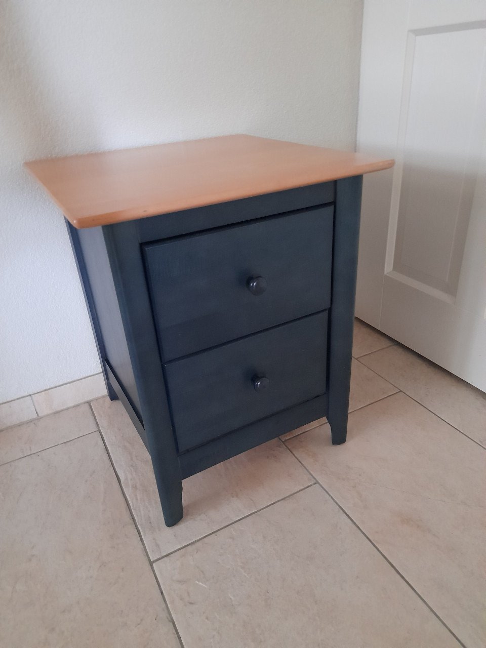 Massief houten nachtkastje 48 x 48  x 57H (in goede staat )