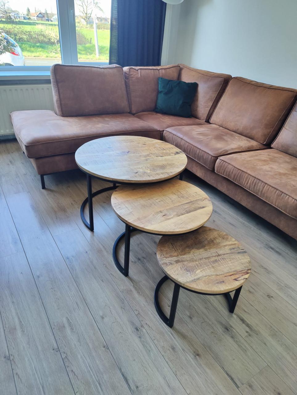 Hoekbank, eettafel + stoelen, salontafeltjes, dressoir