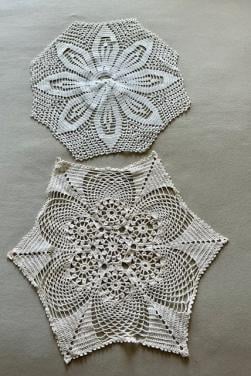 Diverse zeer fijn hand-gehaakte kleedjes