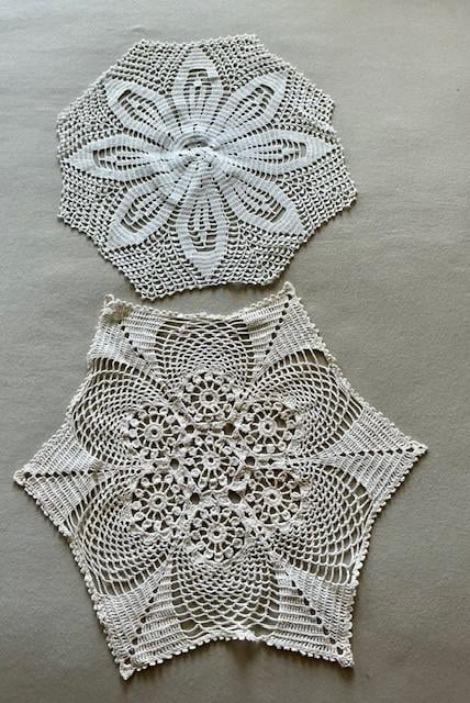 Diverse zeer fijn hand-gehaakte kleedjes