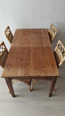 Grenen tafel met 4 rotan stoelen