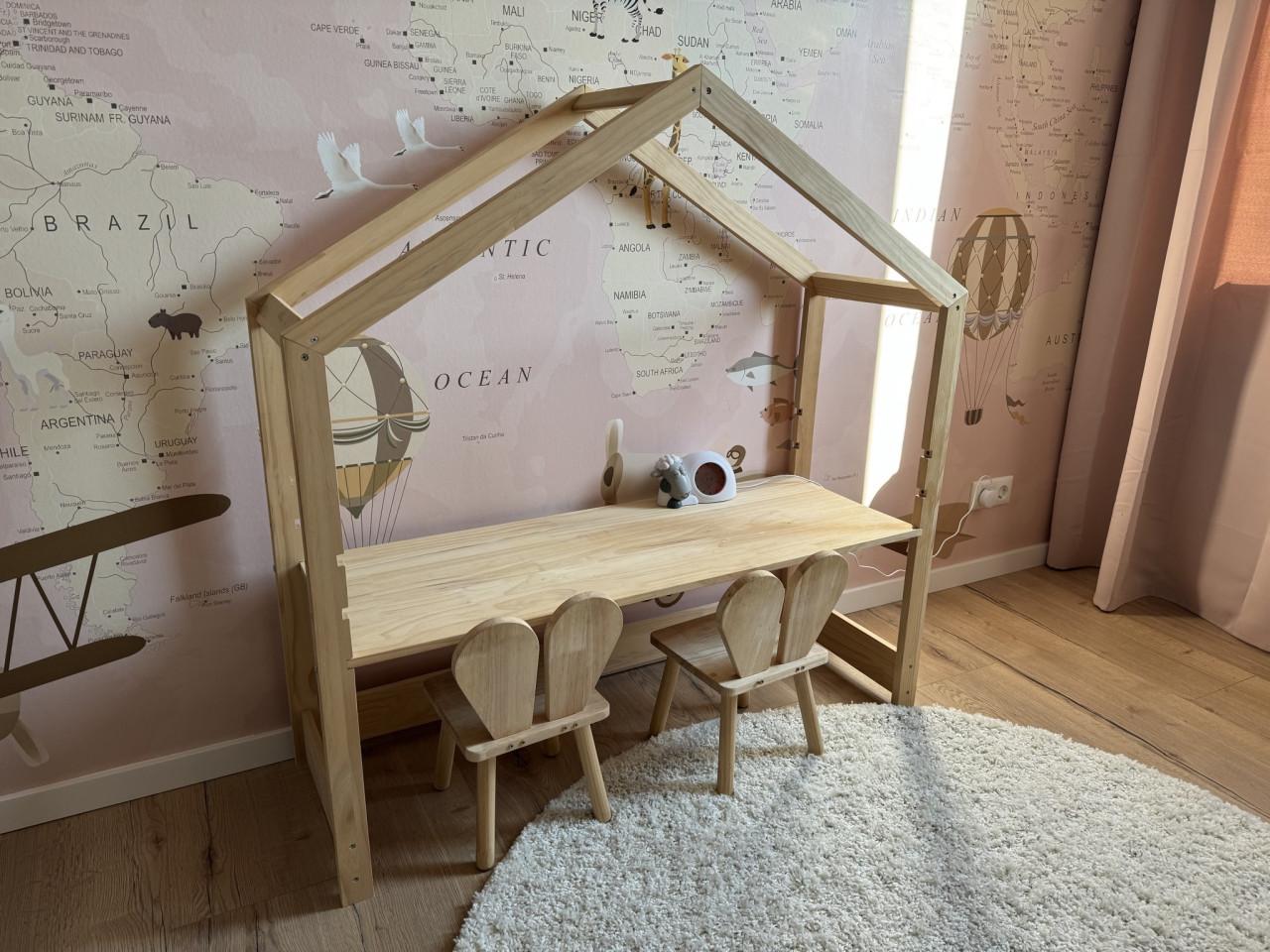Kindertafel/bureautje + 2 stoeltjes