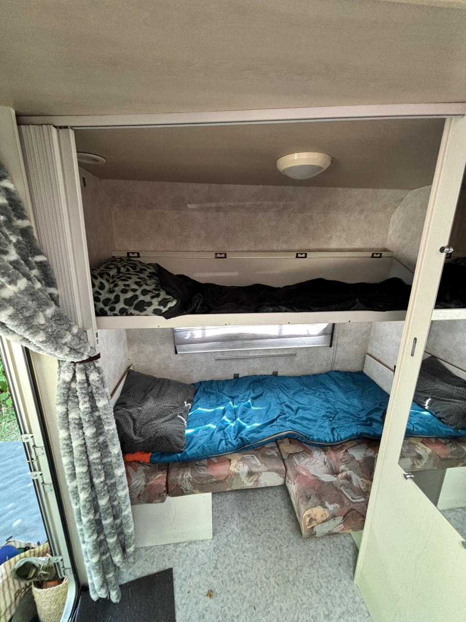 Lichtgewicht caravan, stapelbed, luifel en voortent