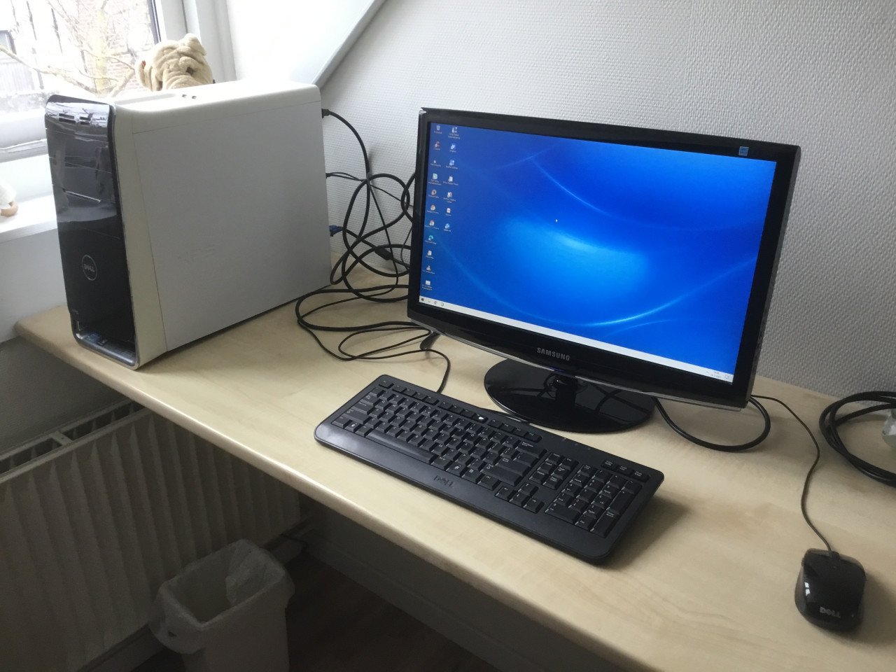 Computer met monitor, toetsenbord, muis, Windows 10