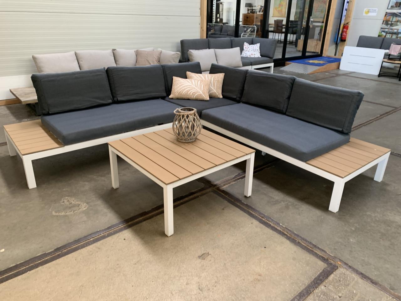 Loungeset net kussens en tafel.