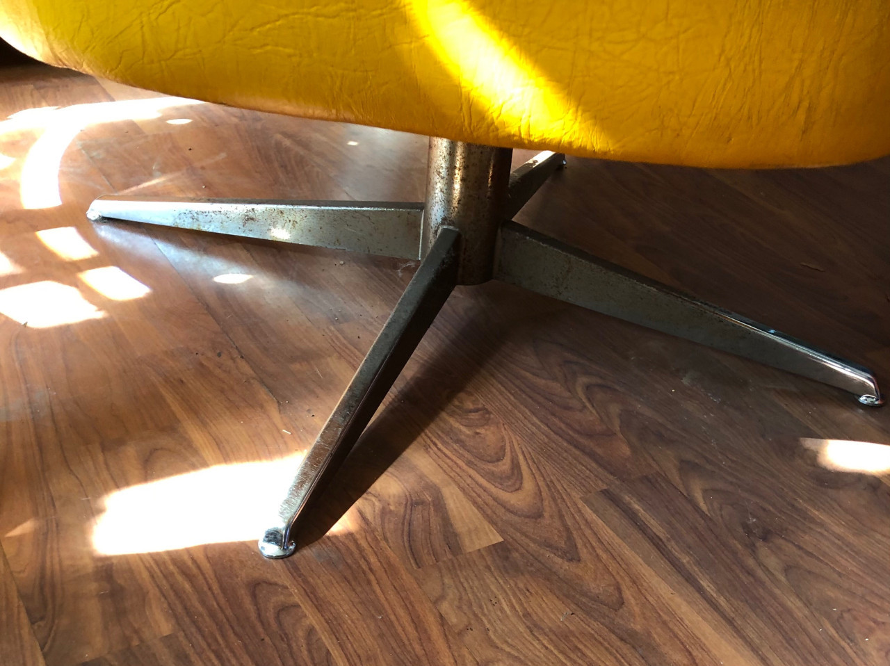 2 stuks vintage skai draaistoelen op metalen onderstel