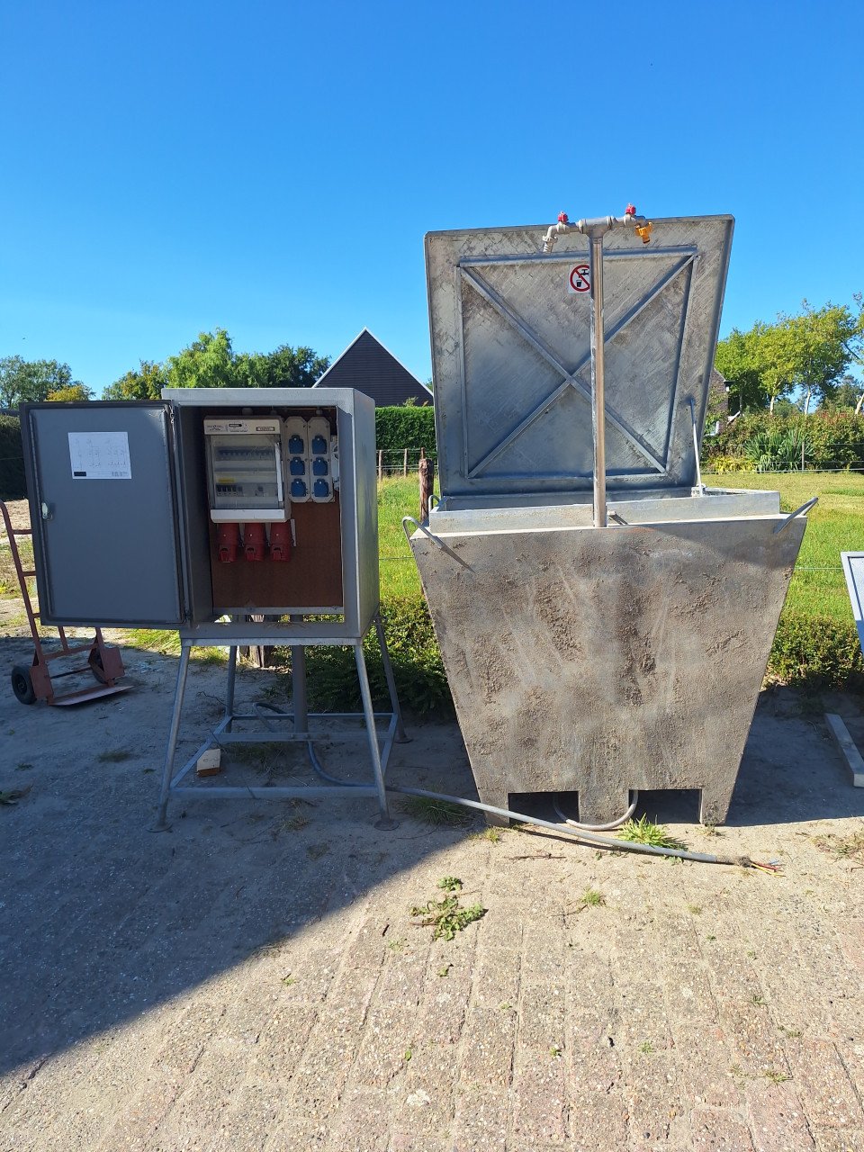 Bouwmeterkast en waterput