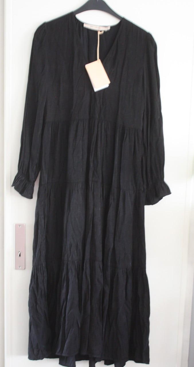 Nieuwe zwarte jurk met v hals  maat xs