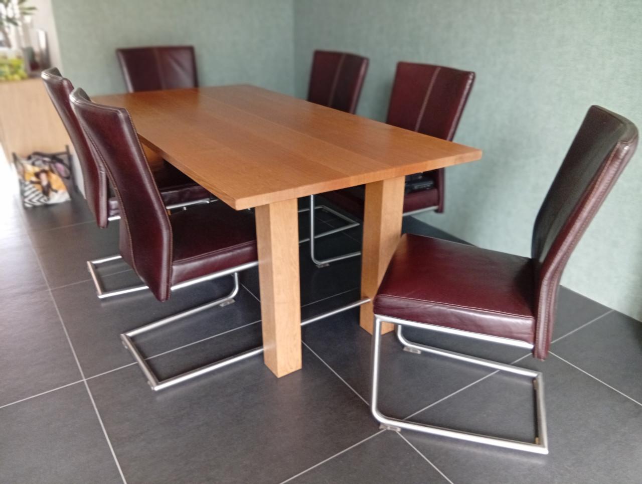 In goede staat eiken eettafel en 6 leren stoelen