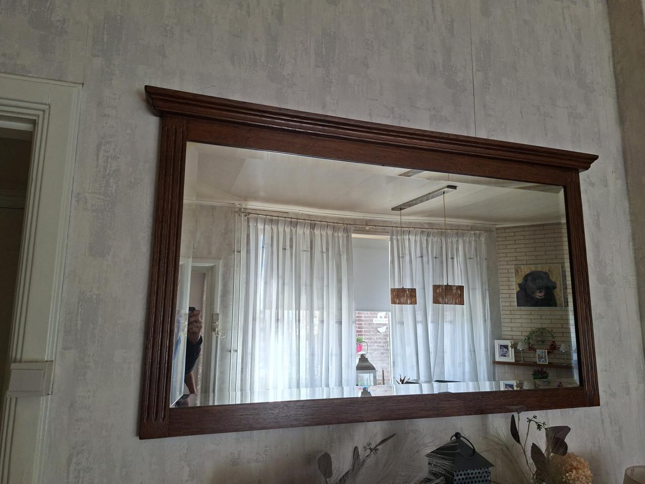 Vitrinekast, dressoir en spiegel gratis