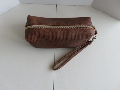 Pen etui Met 1 rits Kleur: bruin Lang: 19 cm Diep: 8 cm.  €.5,00