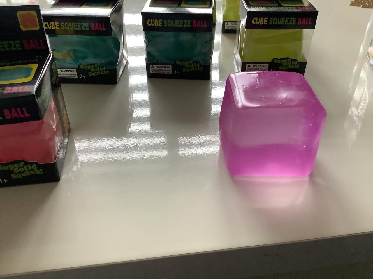 De nieuwste rage van dit moment, de cube squeeze ball.