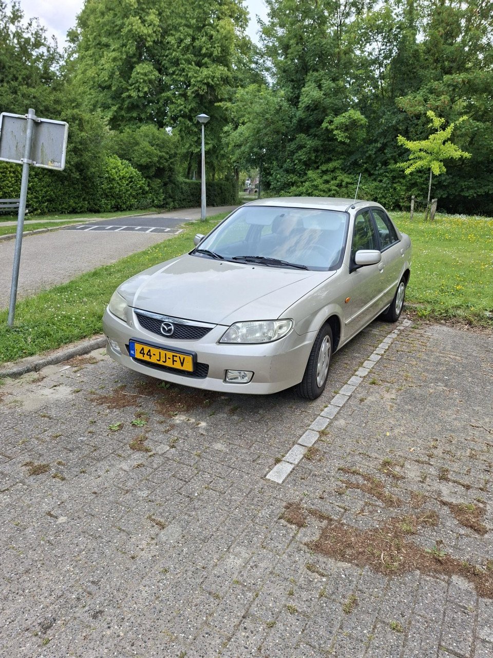 Mazda 323.