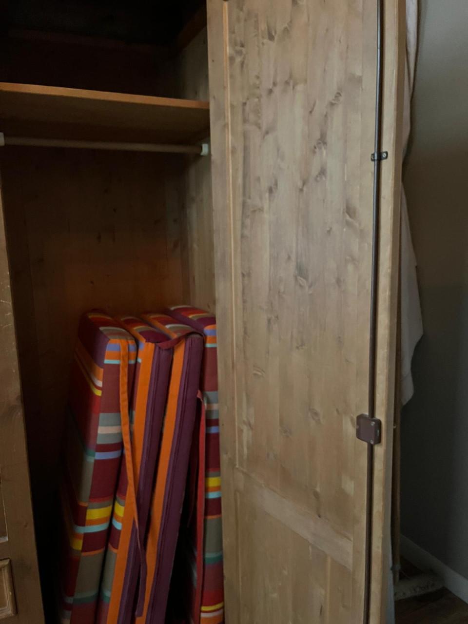 Grenen kast met spiegel 174 breed; 56 diep; 205 hoog