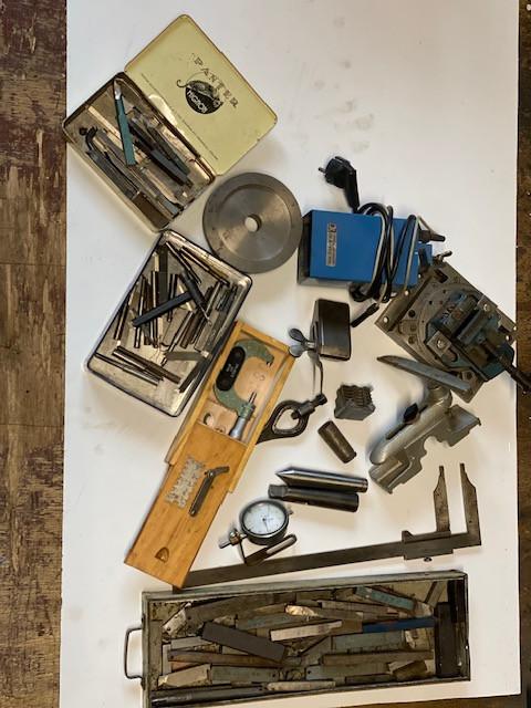 Diverse toebehoren draaibanken o.a meet gereedschep beitels ed.