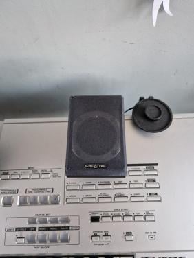 Yamaha Tyros met geluidsinstallatie en omgebouwde floppy naar USB