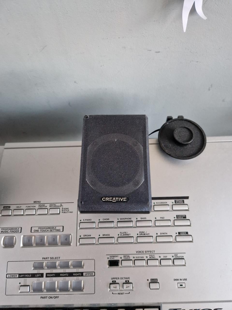 Yamaha Tyros met geluidsinstallatie en omgebouwde floppy naar USB