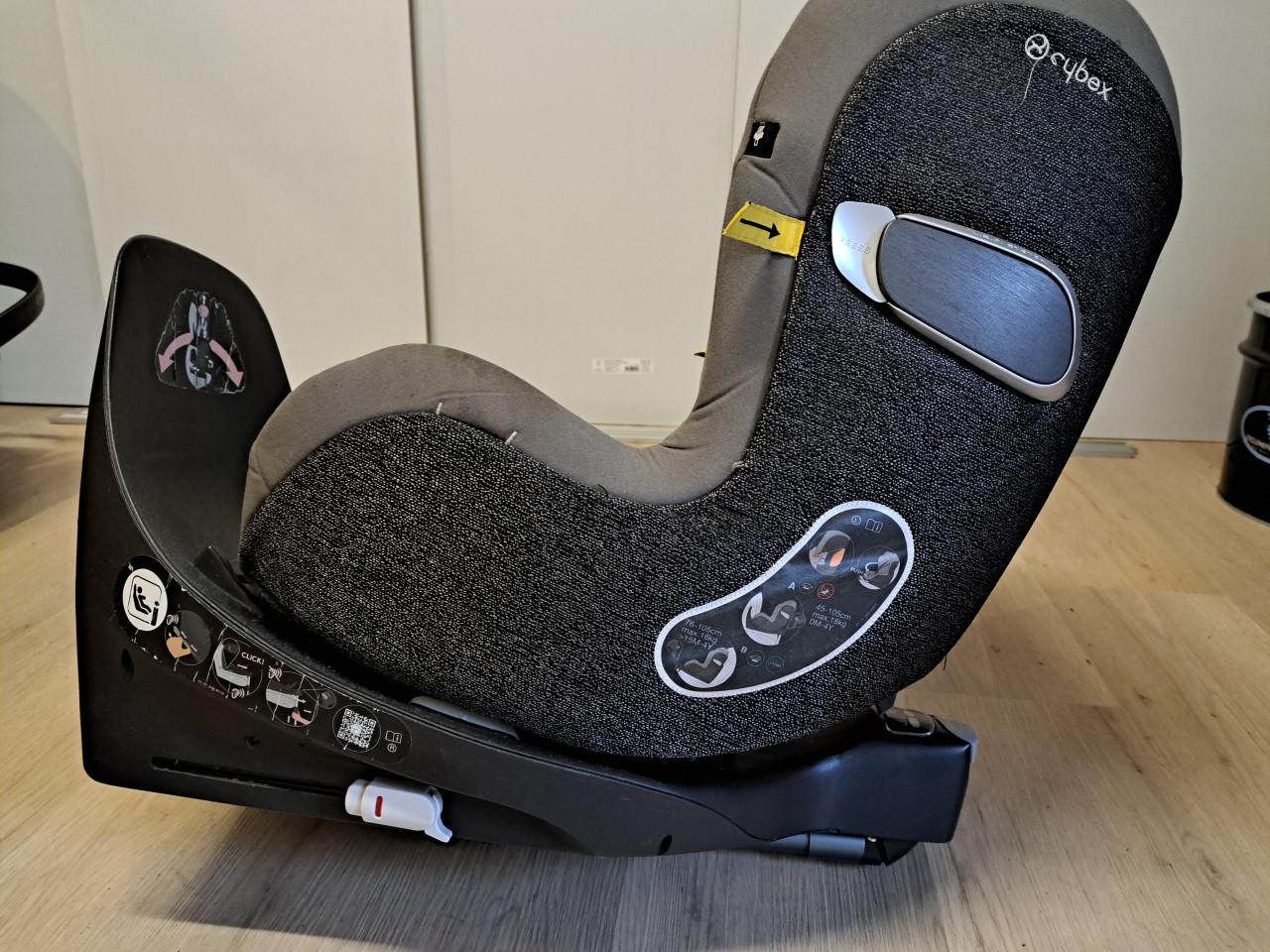 Draaibare CYBEX Sirona Z stoel met bijbehorende ISOFIX base