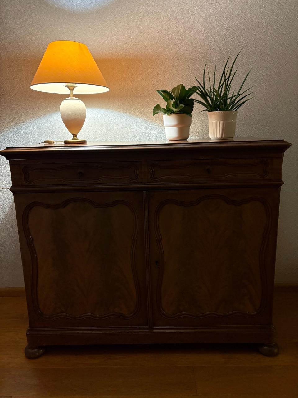 Leuk antiek kastje, met bovenstuk