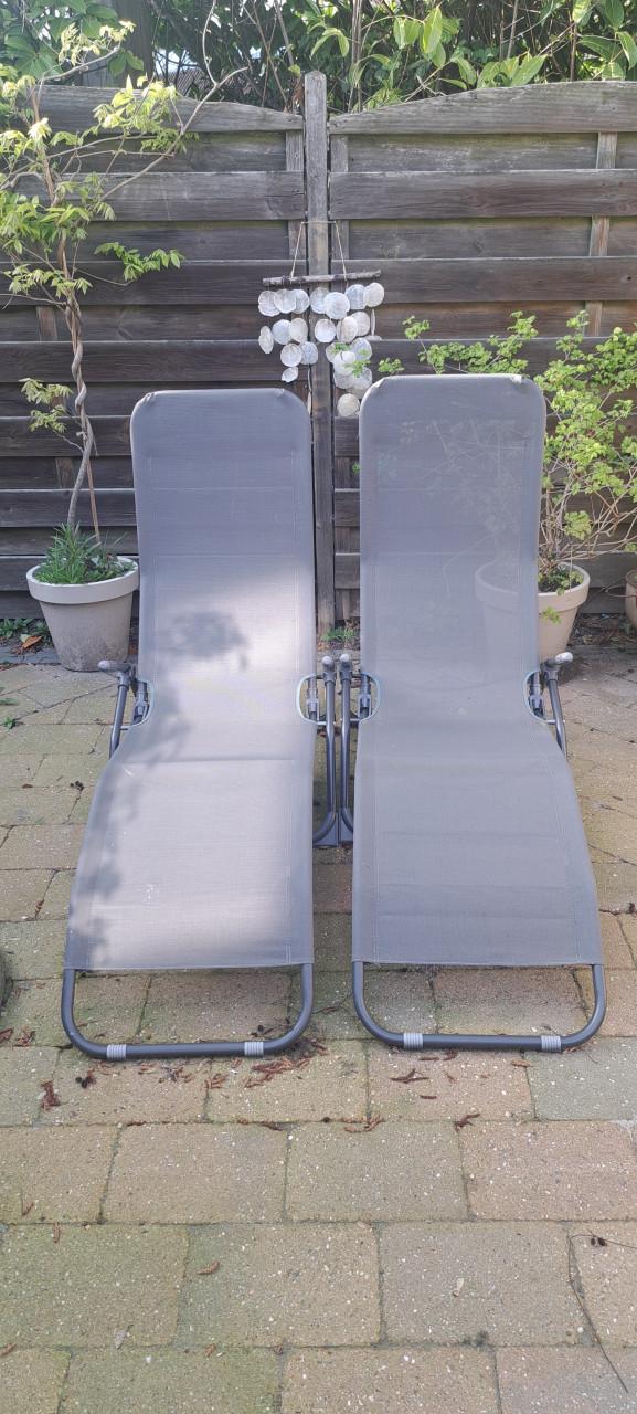 Gratis tuintafel,2 stoelen en 1 ligbed