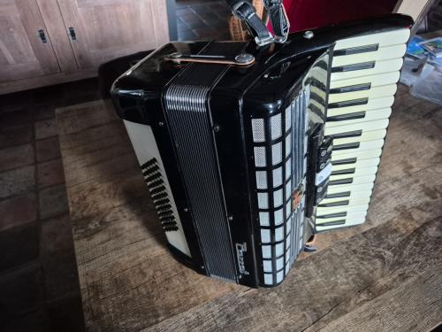 Parrot accordeon 60 bas met orginele koffer.