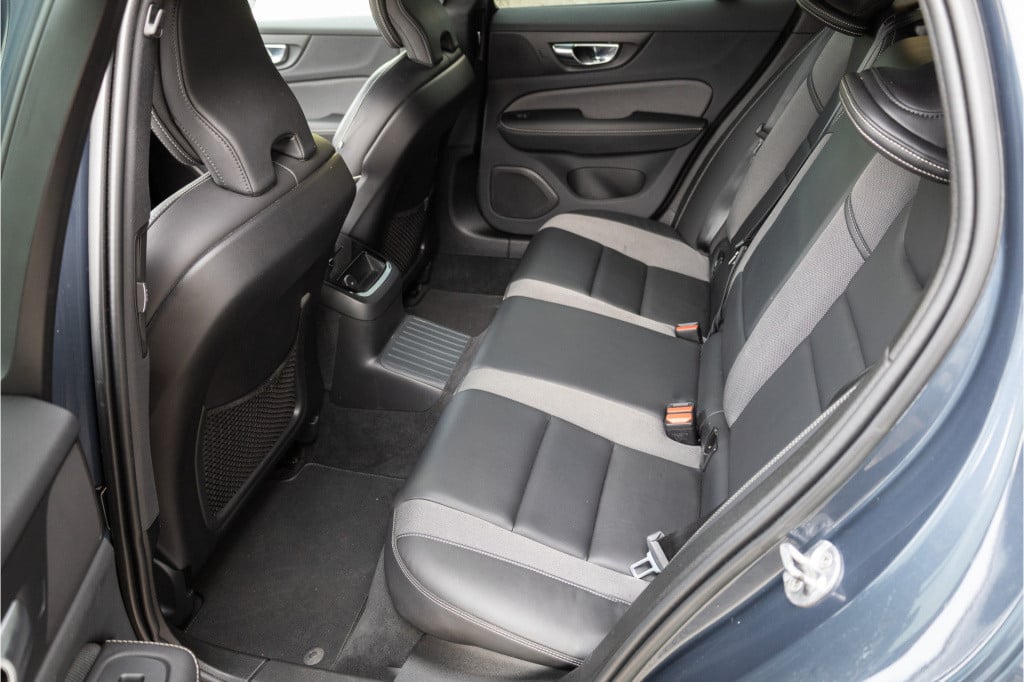 Volvo V60 2.0 t6 plug-in hybrid awd plus dark ✅leer✅cam✅cc✅wint.pakk.