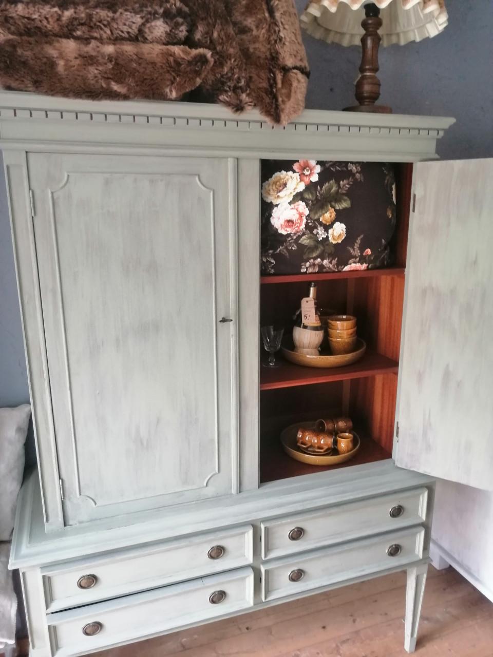 Oude kast met 2 deuren en 4 laadjes