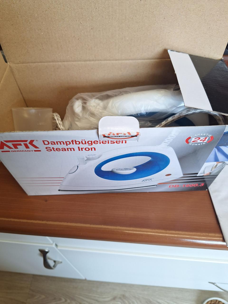 Stoomstrijkijzer nieuw in de verpakking