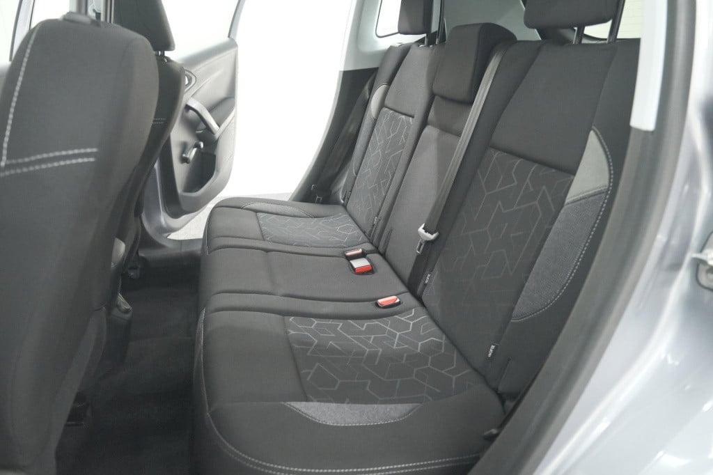 Peugeot 2008 puretech 82 blue lion | trekhaak | panoramadak | navigatie | p