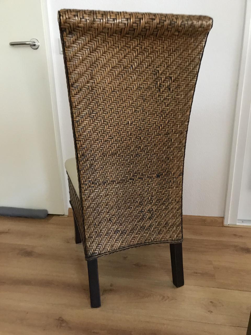 Eetkamerstoelen riet, zitting opnieuw bekleed met leer.