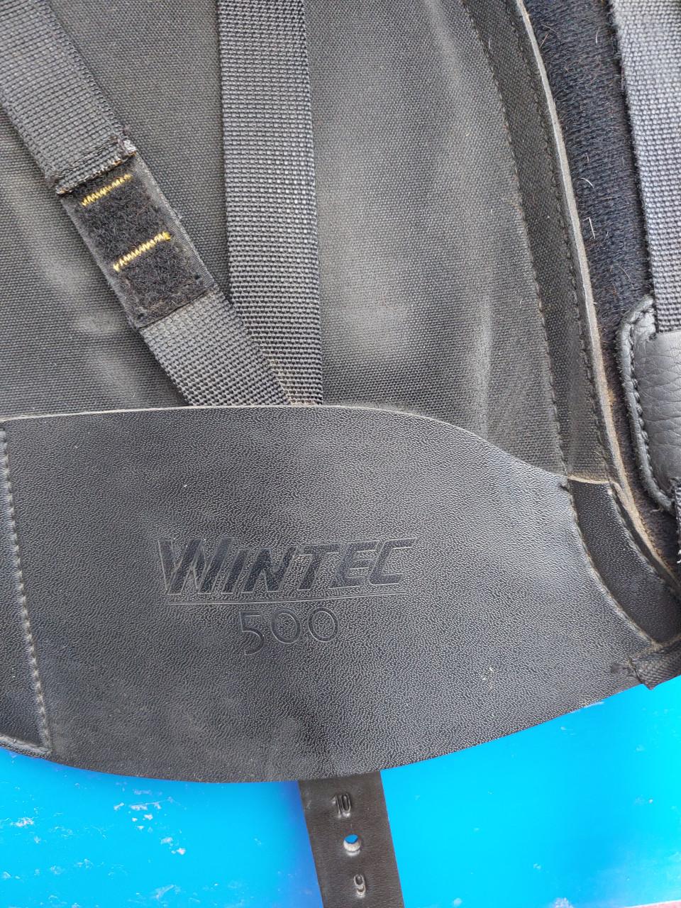 Wintec 500 Dressuurzadel – 17 inch – Wolgevuld (Complete set)