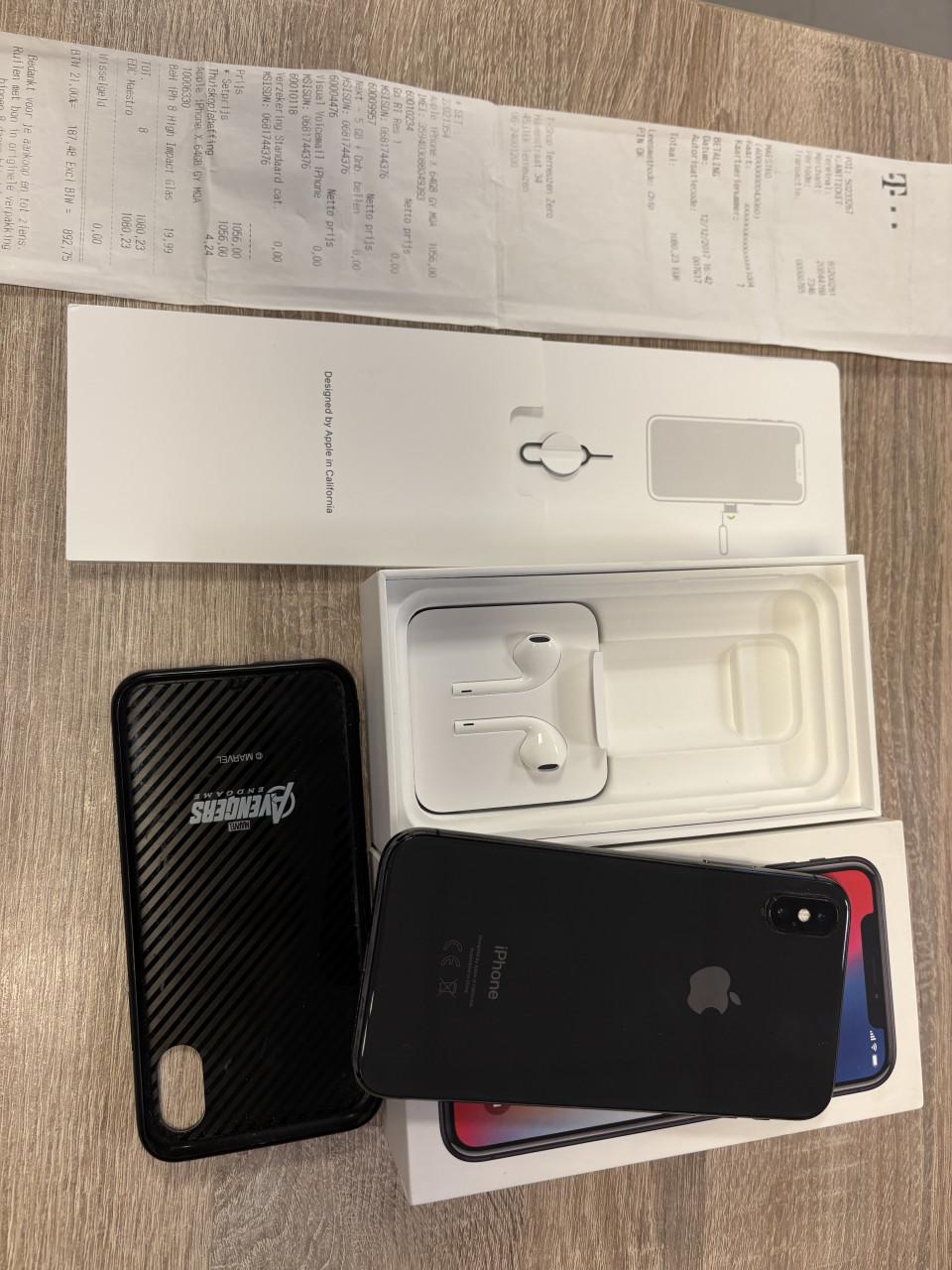 IPhone X 64GB Zwart met hoesje en oordopjes