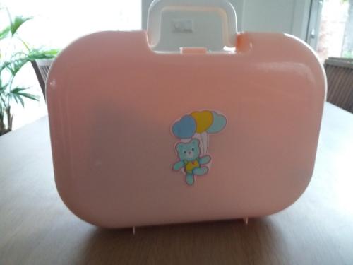 Te koop: Koffertje met poppenspulletjes