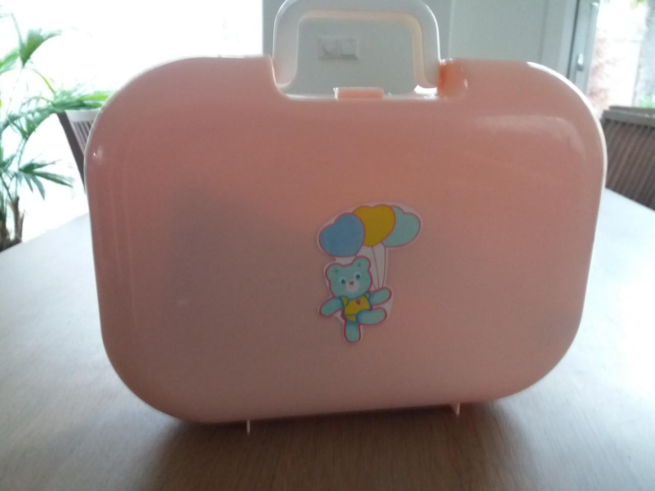 Te koop: Koffertje met poppenspulletjes